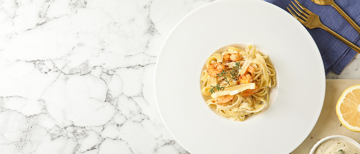 Tagliolini à l'encre de seiche et poissons