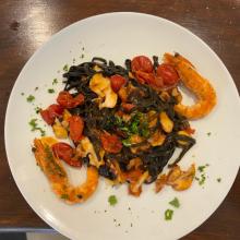 Tagliolini à L'encre de seiche Gambas et Poulpe