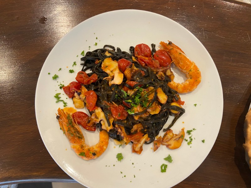 Tagliolini à l'encre de seiche et poissons